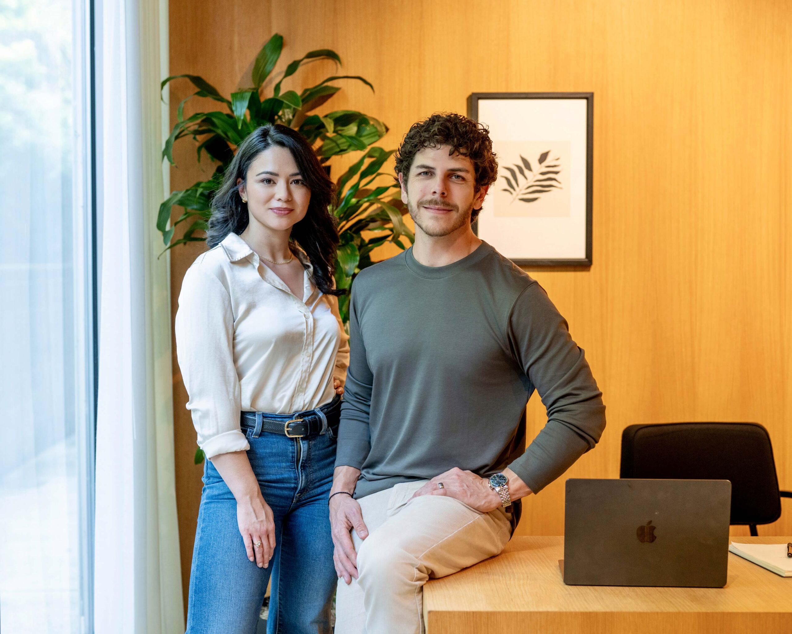 topo-duo-portrait-office